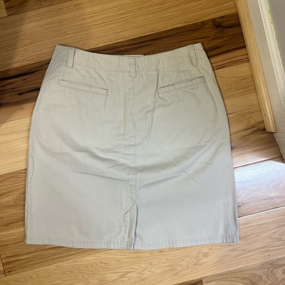 LL Bean Knee Length Khaki Skirt Back Split Beige Sz 8 Petite Outdoor Preppy Golf - Picture 3 of 3